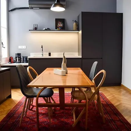 Artistic Athenian Retreat Near The Acropolis